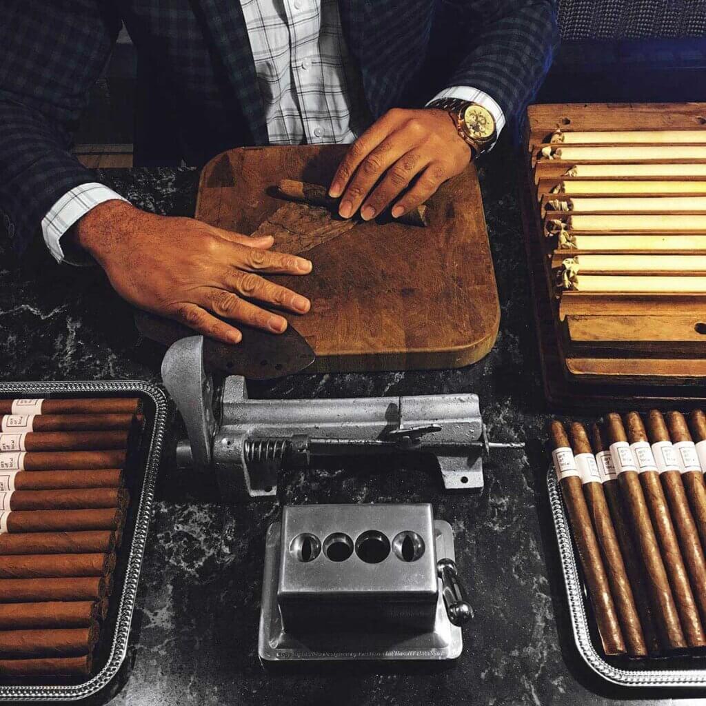 How to roll a cigar